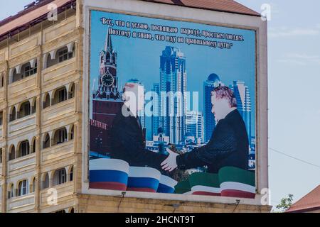 GROZNY, RUSSIE - 26 JUIN 2018 : affiche de Poutine et Kadyrov à Grozny, Russie.Il dit: Je commet tout ce que je fais à des gens communs.C'est pour ça que je sais Banque D'Images