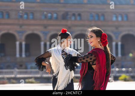 Deux femmes en robe flamenco dansant à l'extérieur Banque D'Images