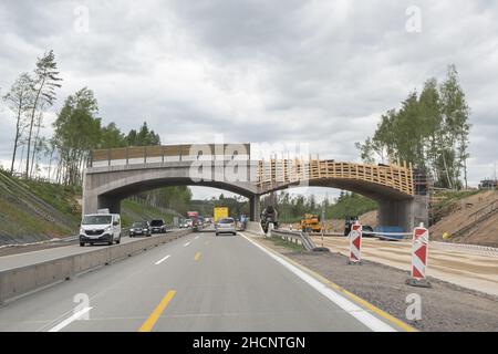 Czèchia, eu CZ - 26 mai 2021: Construire des ponts pour les animaux sauvages pour traverser les autoroutes.Chantier République Tchèque D1 route.Éditorial Banque D'Images