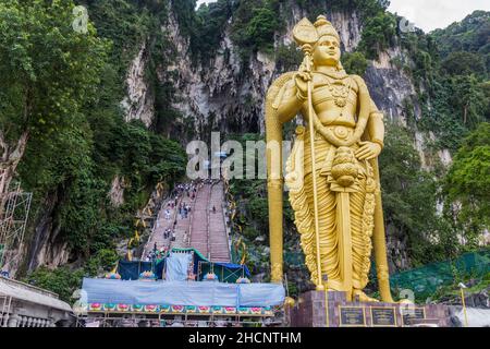 KUALA LUMPUR, MALAYISA - 30 MARS 2018 : statue de Lord Murugan devant l'entrée des grottes de Batu à Kuala Lumpur, en Malaisie Banque D'Images