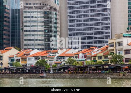 SINGAPOUR, SINGAPOUR - 11 MARS 2018 : bâtiments du quai des bateaux à Singapour. Banque D'Images