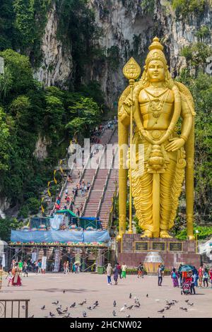 KUALA LUMPUR, MALAYISA - 30 MARS 2018 : statue de Lord Murugan devant l'entrée des grottes de Batu à Kuala Lumpur, en Malaisie Banque D'Images