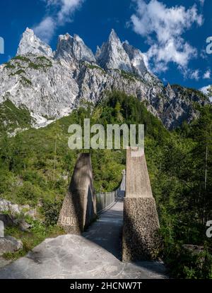 Pont suspendu au-dessus de la Klausbach près de Ramsau, Bavière, Allemagne Banque D'Images