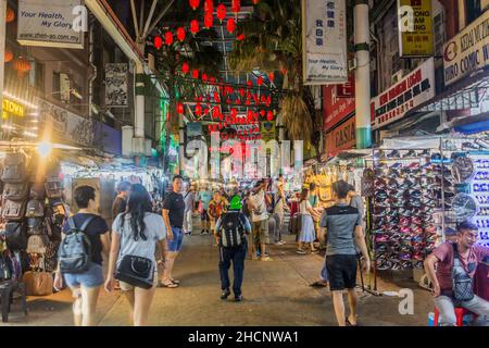 KUALA LUMPUR, MALAISIE - 30 MARS 2018 : rue Petaling couverte dans le quartier chinois de Kuala Lumpur, Malaisie. Banque D'Images