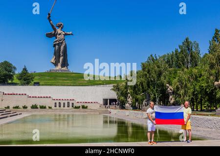 VOLGOGRAD, RUSSIE - 28 JUIN 2018 : touristes avec drapeau russe devant la Sculpture Motherland appelle sur la colline Mamaïev à Volgograd, Russie Banque D'Images