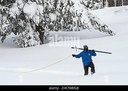 Echo Summit, Californie, États-Unis.30th décembre 2021.SEAN DE GUZMAN, chef des relevés des neiges du département des ressources en eau de Californie, se prépare à vérifier la profondeur de l'enneigement lors de la première étude des neiges de la saison à la station Phillips près du sommet Echo, jeudi.L'enquête a révélé que le manteau neigeux avait une profondeur de 78,5 pouces avec une teneur en eau de 20 pouces.Dans tout l'État, la neige contient 160% de l'eau qu'elle fait normalement cette période de l'année.(Image de crédit : © California Department of Water Resources via ZUMA Press Wire Service) Banque D'Images