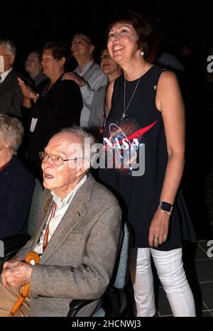 États-Unis.12th août 2018.Le Dr EUGENE PARKER (assis au premier plan), pionnier de l'héliophysique et professeur émérite de service de S. Chandrasekhar au Département d'astronomie et d'astrophysique de l'Université de Chicago, observe le lancement de la sonde solaire Parker de la NASA.C'est la première mission de l'agence nommée pour une personne vivante.Nicky Fox, spécialiste du projet Parker Solar Probe au laboratoire de physique appliquée Johns Hopkins, se trouve derrière Parker.Le décollage a eu lieu à 3 h 31 HAE le dimanche 12 août 2018.L'engin spatial a été construit par l'Université Johns Hopkins Applied Phys Banque D'Images