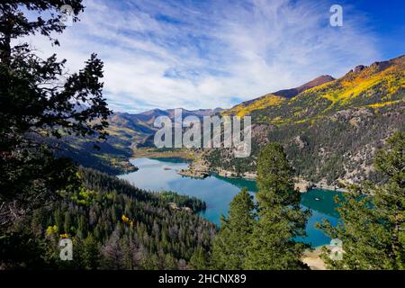 Vue d'automne sur le lac San Cristobal dans le Colorado Banque D'Images