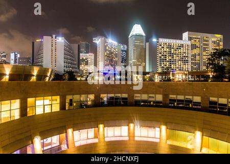 SINGAPOUR, SINGAPOUR - 11 MARS 2018 : vue de nuit sur les gratte-ciel de Marina Bay à Singapour depuis les théâtres Esplanade Banque D'Images