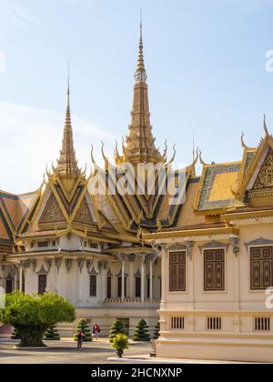 Le Palais Royal est un complexe majestueux de beaux bâtiments qui sert de résidence royale du roi - Phnom Penh, Cambodge Banque D'Images