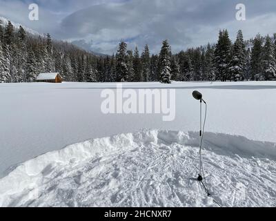 Echo Summit, Californie, États-Unis.30th décembre 2021.Un microphone est mis en place pour une conférence de presse lors de la première étude de neige de la saison à la station Phillips près du sommet Echo jeudi.L'enquête a révélé que le manteau neigeux avait une profondeur de 78,5 pouces avec une teneur en eau de 20 pouces.Dans tout l'État, la neige contient 160% de l'eau qu'elle fait normalement cette période de l'année.(Image de crédit : © California Department of Water Resources via ZUMA Press Wire Service) Banque D'Images