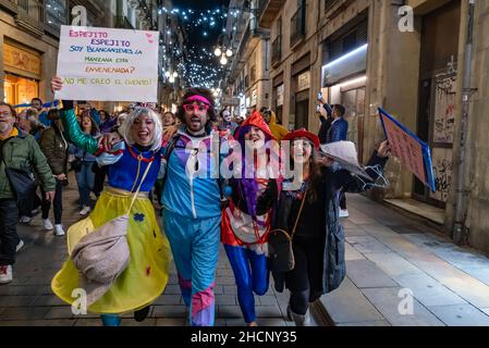 Barcelone, Espagne.30th décembre 2021.Les manifestants défilent dans la Rambla pendant la manifestation.Avec le slogan Plandemia, quelque 300 personnes ont démontré avec festive dans le centre de Barcelone pour montrer leur rejet sur les règlements et les obligations découlant de la pandémie de Covid.(Photo par Paco Freire/SOPA Images/Sipa USA) crédit: SIPA USA/Alay Live News Banque D'Images