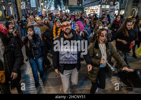 Barcelone, Espagne.30th décembre 2021.Les manifestants défilent dans la Rambla pendant la manifestation.Avec le slogan Plandemia, quelque 300 personnes ont démontré avec festive dans le centre de Barcelone pour montrer leur rejet sur les règlements et les obligations découlant de la pandémie de Covid.(Photo par Paco Freire/SOPA Images/Sipa USA) crédit: SIPA USA/Alay Live News Banque D'Images