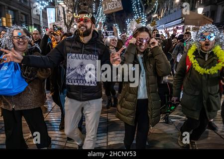 Barcelone, Espagne.30th décembre 2021.Les manifestants défilent dans la Rambla pendant la manifestation.Avec le slogan Plandemia, quelque 300 personnes ont démontré avec festive dans le centre de Barcelone pour montrer leur rejet sur les règlements et les obligations découlant de la pandémie de Covid.(Photo par Paco Freire/SOPA Images/Sipa USA) crédit: SIPA USA/Alay Live News Banque D'Images