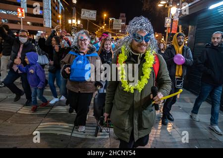 Barcelone, Espagne.30th décembre 2021.Les manifestants défilent dans la Rambla pendant la manifestation.Avec le slogan Plandemia, quelque 300 personnes ont démontré avec festive dans le centre de Barcelone pour montrer leur rejet sur les règlements et les obligations découlant de la pandémie de Covid.(Photo par Paco Freire/SOPA Images/Sipa USA) crédit: SIPA USA/Alay Live News Banque D'Images