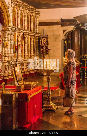 EKATERINBOURG, RUSSIE - 3 JUILLET 2018 : une femme dans l'Église sur le sang en l'honneur de tous les saints resplendent en terre russe à Ekaterinbourg, Russie Banque D'Images