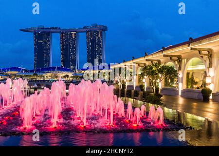SINGAPOUR, SINGAPOUR - 12 MARS 2018 : vue en soirée du bâtiment Marina Bay Sands depuis le quai Clifford de Singapour Banque D'Images