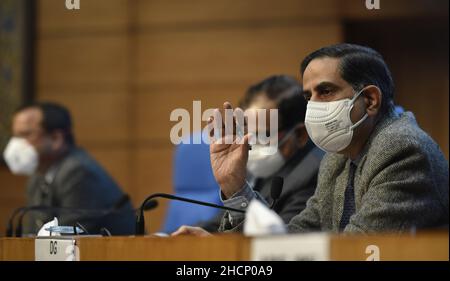 New Delhi, Inde.30th décembre 2021.NEW DELHI, INDE - DÉCEMBRE 30 :secrétaire mixte Ministère de la Santé et de la protection de la famille, M. M. Agarwal, Directeur général du Conseil indien de la recherche médicale, M. Balram Bhargava, pédiatre indien et médecin scientifique et membre, NITI Aayog le Dr Vinod Kumar Paul, s'adresse à la personne des médias à la CNG le 30 décembre 2021 à New Delhi, en Inde.(Photo de Sonu Mehta/Hindustan Times/Sipa USA) crédit: SIPA USA/Alay Live News Banque D'Images