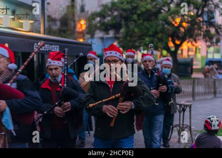 29th juin 2021, Cangas de Morrazo, Pontevedra, Espagne.Un groupe de musiciens galiciens traditionnels jouant dans les rues de Cangas de Morrazo. Banque D'Images