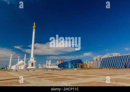 ASTANA, KAZAKHSTAN - 9 JUILLET 2018 : vue sur la place de l'indépendance à Astana maintenant Nur-Sultan , capitale du Kazakhstan. Banque D'Images