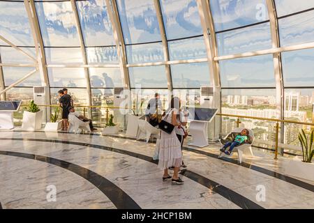 ASTANA, KAZAKHSTAN - 9 JUILLET 2018 : terrasse d'observation de la tour Bayterek à Astana maintenant Nur-Sultan, Kazakhstan Banque D'Images