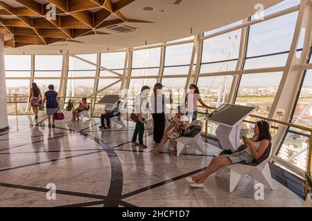 ASTANA, KAZAKHSTAN - 9 JUILLET 2018 : terrasse d'observation de la tour Bayterek à Astana maintenant Nur-Sultan, Kazakhstan Banque D'Images