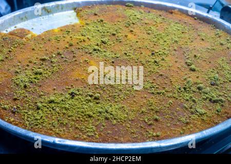 Un plat d'Un Kunafa (un sucré/gâteau traditionnel) au magasin de pâtisserie/sucreries d'Habibah, au centre-ville, Amman, Jordanie. Banque D'Images