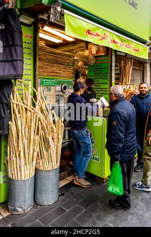 Un magasin de jus de canne à sucre, centre-ville d'Amman, Amman, Jordanie. Banque D'Images