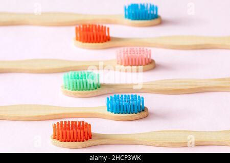 Plusieurs brosses à dents en bambou colorées Banque D'Images