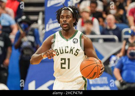 Orlando, Floride, États-Unis, 30 décembre 2021,Milwaukee Bucks Guard Jrue Holiday #21 au Amway Center.(Crédit photo : Marty Jean-Louis) Banque D'Images