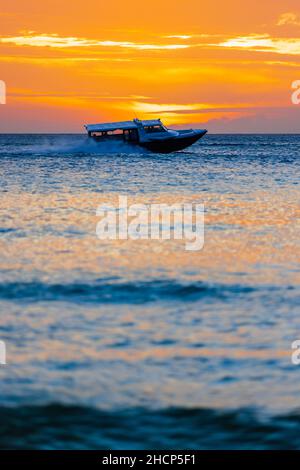 Vue d'horizon dorée au coucher du soleil avec des voiliers à Boracay, Aklan, Philippines Banque D'Images