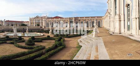 Jardins suspendus du Palais de Queluz, vue depuis les marches de l'aile salle de bal, près de Lisbonne, Portugal Banque D'Images