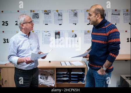 22 décembre 2021, Berlin: Rouzbeh Taheri (r), directeur de publication et membre du comité exécutif du 'ND.Genossenschaft', s'entretient avec le directeur de rédaction Uwe Sattler à la maison d'édition du quotidien de gauche 'Neues Deutschland' (ND).À partir du 1 janvier 2022, le journal ne sera plus appelé 'Neues Deutschland', mais seulement 'ND'.Le logo 'nd.DerTag' est déjà utilisé sur la page d'accueil depuis l'été 2020.En outre, le document sera publié par une coopérative à partir de 2022.Le document, qui est publié depuis 1946, fonctionne dans la RDA comme l'Organe du Comité central Banque D'Images