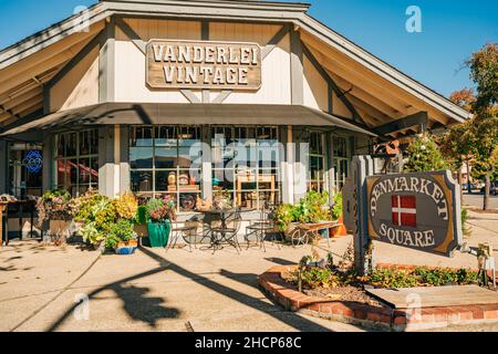 Solvang, Californie, États-Unis - 28 décembre 2021 Denmarket Square à Solvang, ville de la vallée Santa Ynez, dans le sud de la Californie, est connue pour sa tradition Banque D'Images