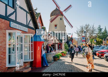 Solvang, Californie, États-Unis - 28 décembre 2021 Moulin à Solvang, Tower Pizza sur main Street.Architecture, vue sur la rue, style danois traditionnel, li Banque D'Images