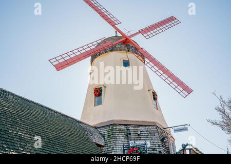 Solvang, Californie, États-Unis - 28 décembre 2021 Moulin à Solvang, Tower Pizza sur main Street.Architecture, vue sur la rue, style danois traditionnel, li Banque D'Images