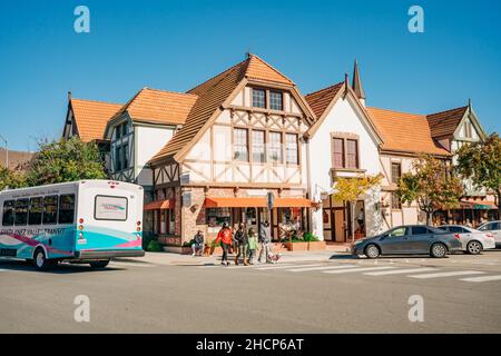 Solvang, Californie, Etats-Unis - 28 décembre 2021 Centre-ville de Solvang, restaurants avec des gens, vue sur la rue, touristes.Solvang est une ville dans le sud du Calif Banque D'Images