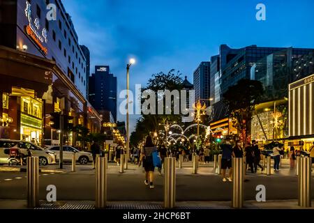 Éclairage et décoration de Noël le long d'Orchard Road, Singapour. Banque D'Images