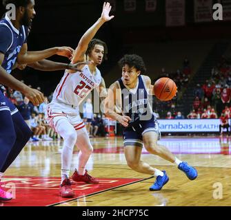 Piscataway, New Jersey, États-Unis.30th décembre 2021.Maine Black Bears gardien LeChaun Duhart (13) pénètre dans le panier comme Rutgers Scarlet Chevaliers garde Caleb McConnell (22) tente de défendre dans la première moitié pendant le jeu entre les Maine Black Bears et les Rutgers Scarlet Chevaliers à Jersey MikeÕs Arena à Piscataway,New Jersey le 30 2021 décembre.Rutgers défait le Maine 80-64.Duncan Williams/CSM/Alamy Live News Banque D'Images