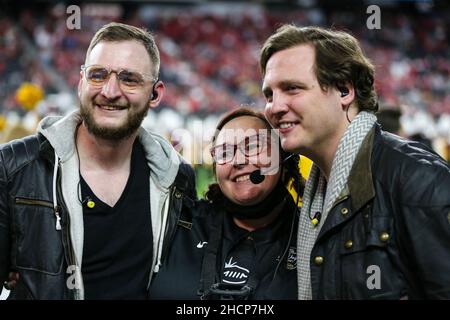 Las Vegas, Nevada, États-Unis.30th décembre 2021.Les Powell Brothers posent pour une photo rapide avant le début du SRS distribution Las Vegas Bowl avec les Wisconsin Badgers et les Arizona State Sun Devils au stade Allegiant de Las Vegas, Nevada.Christopher Trim/CSM/Alamy Live News Banque D'Images