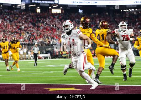 Mi-temps.30th décembre 2021.Les Badgers du Wisconsin John Chenal (44) a obtenu un toucher lors du SRS distribution Las Vegas Bowl, avec les Badgers du Wisconsin et les Sun Devils de l'État de l'Arizona au stade Allegiant de Las Vegas, Nevada.Les Badgers du Wisconsin dirigent les Sun Devils de l'État de l'Arizona de 20 à 6 à la mi-temps.Christopher Trim/CSM/Alamy Live News Banque D'Images