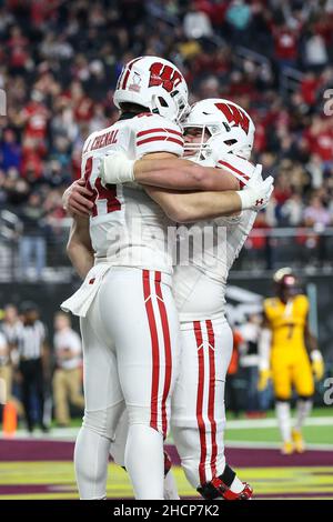 Mi-temps.30th décembre 2021.Le Fllback des Wisconsin Badgers John Chenal (44) célèbre après avoir obtenu un score lors du SRS distribution Las Vegas Bowl, avec les Wisconsin Badgers et les Arizona State Sun Devils au stade Allegiant de Las Vegas, Nevada.Les Badgers du Wisconsin dirigent les Sun Devils de l'État de l'Arizona de 20 à 6 à la mi-temps.Christopher Trim/CSM/Alamy Live News Banque D'Images