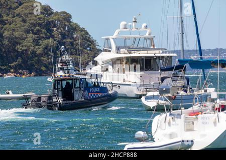 Police maritime de NSW la police patrouille les eaux de Pittwater sur leur bateau pendant les vacances d'été,Sydney,NSW,Australie Banque D'Images