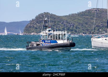 Police maritime de NSW la police patrouille les eaux de Pittwater sur leur bateau pendant les vacances d'été,Sydney,NSW,Australie Banque D'Images