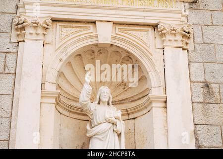Statue de Jésus-Christ dans une niche voûtée près de l'église de la Nativité de la Vierge à Prcanj Banque D'Images
