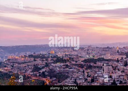 Vue sur la vieille et la nouvelle ville de Jérusalem au coucher du soleil, vue depuis le mont Scopus.Israël Banque D'Images