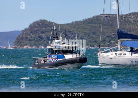 Police maritime de NSW la police patrouille les eaux de Pittwater sur leur bateau pendant les vacances d'été,Sydney,Australie Banque D'Images