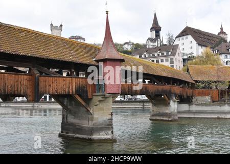 Le pont de la Spreuer est une passerelle en bois avec un toit au-dessus de la rivière Reuss à Lucerne. Banque D'Images