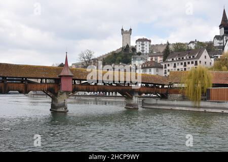 Le pont de Spreuer est un pont en bois avec un toit sur la rivière Reuss à Lucerne. Banque D'Images