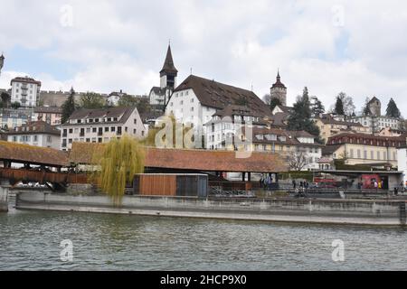 Le pont de Spreuer est un pont en bois avec un toit sur la rivière Reuss à Lucerne. Banque D'Images